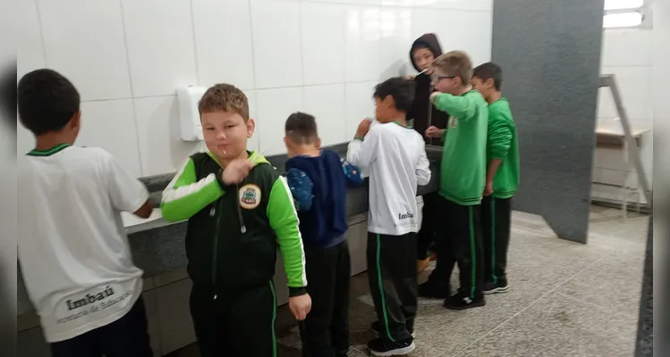 Prática de escovação permitiu que educandos imergissem no conteúdo.