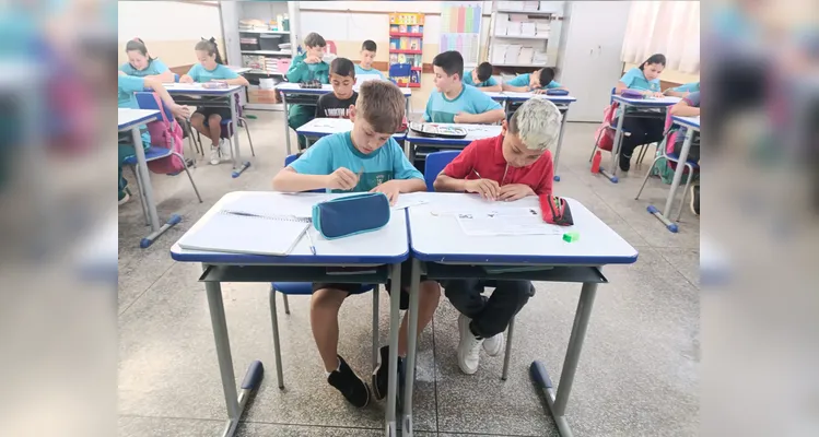 Educandos participam ativamente do processo.