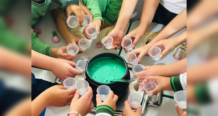 Estudantes tiveram momentos de teoria e aplicação prática de divertido experimento.