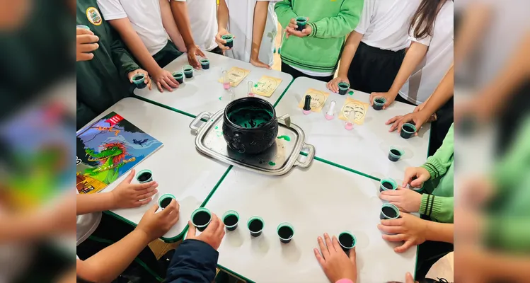 Estudantes tiveram momentos de teoria e aplicação prática de divertido experimento.