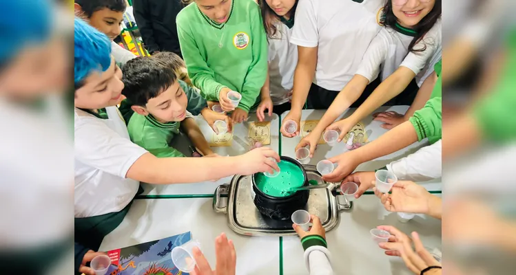 Estudantes tiveram momentos de teoria e aplicação prática de divertido experimento.