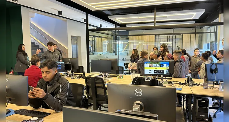 Confira como foi a visita da turma à sede do Grupo aRede.