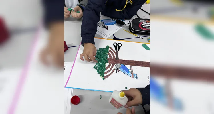 Como atividade, os alunos representaram os símbolos estudados através de ilustrações.
