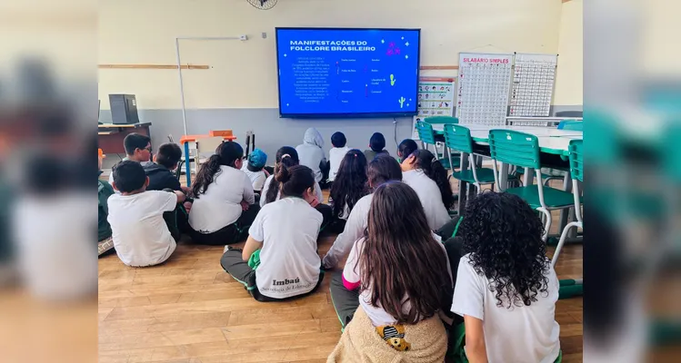 Estudantes tiveram momentos de teoria e aplicação prática de divertido experimento.