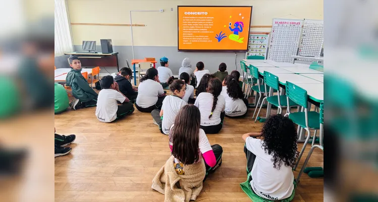 Estudantes tiveram momentos de teoria e aplicação prática de divertido experimento.