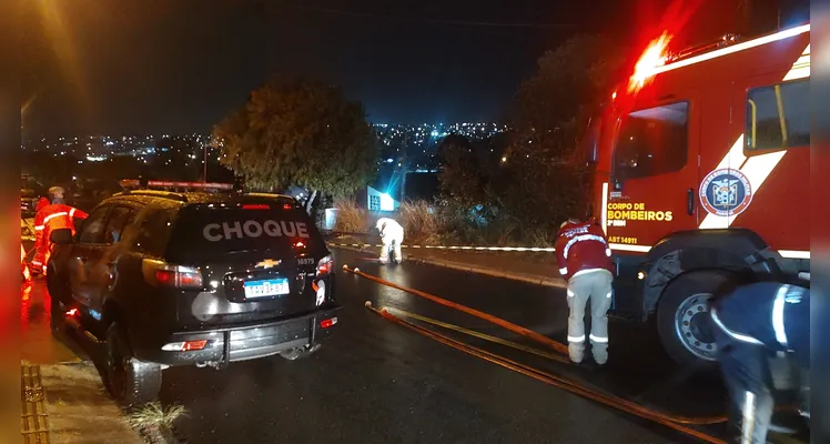 Casa pega fogo e deixa idosa ferida em  PG; residência era de madeira