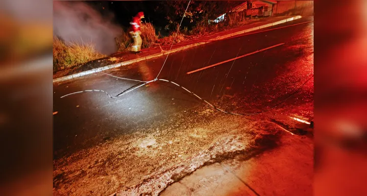 Casa pega fogo e deixa idosa ferida em  PG; residência era de madeira