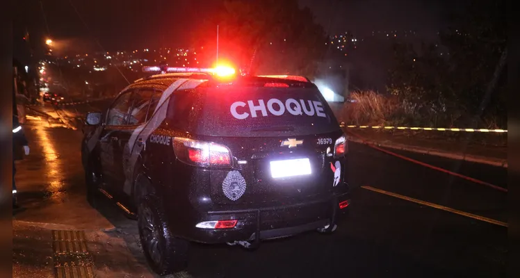 Casa pega fogo e deixa idosa ferida em  PG; residência era de madeira