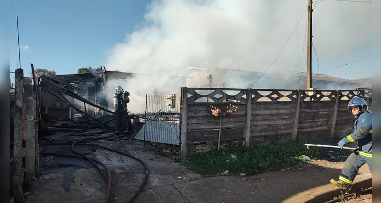 Casa é incendiada após briga de pai e filho no Cará-Cará, em Ponta Grossa