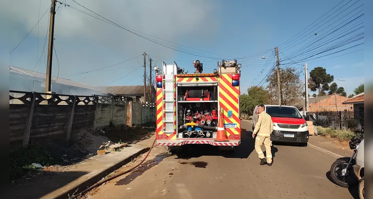 Casa é incendiada após briga de pai e filho no Cará-Cará, em Ponta Grossa