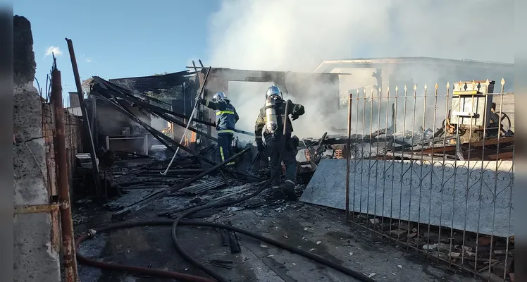 Casa é incendiada após briga de pai e filho no Cará-Cará, em Ponta Grossa