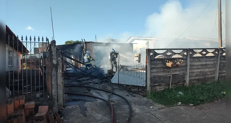 Casa é incendiada após briga de pai e filho no Cará-Cará, em Ponta Grossa