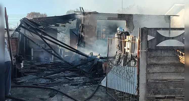 Casa é incendiada após briga de pai e filho no Cará-Cará, em Ponta Grossa