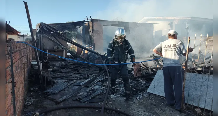 Casa é incendiada após briga de pai e filho no Cará-Cará, em Ponta Grossa