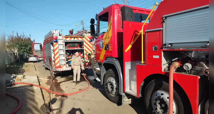 Casa é incendiada após briga de pai e filho no Cará-Cará, em Ponta Grossa