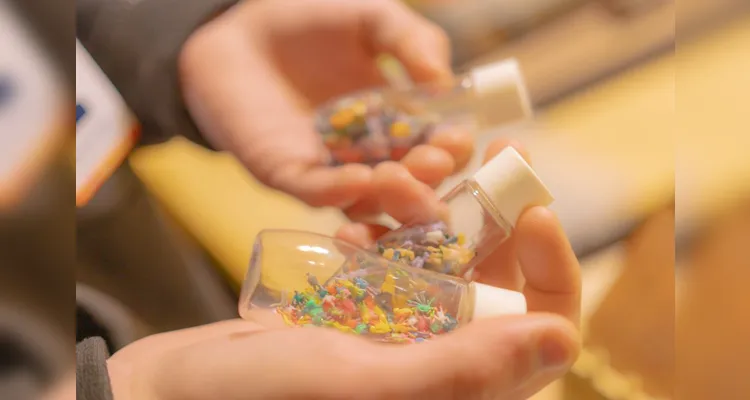 Conheça a arte em miniatura e o voluntariado de Mario Cezar Lopes