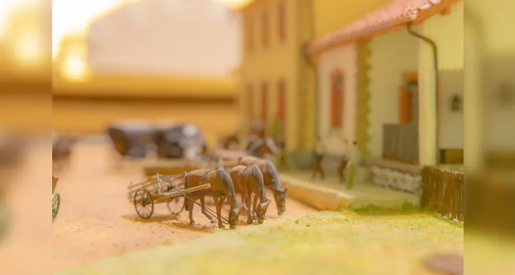 Conheça a arte em miniatura e o voluntariado de Mario Cezar Lopes