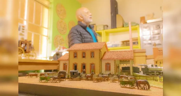 Conheça a arte em miniatura e o voluntariado de Mario Cezar Lopes