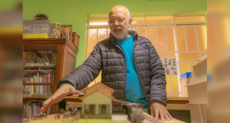Conheça a arte em miniatura e o voluntariado de Mario Cezar Lopes