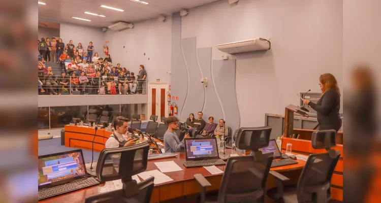 Câmara homenageia equipe da UEPG que desenvolveu manual científico indígena