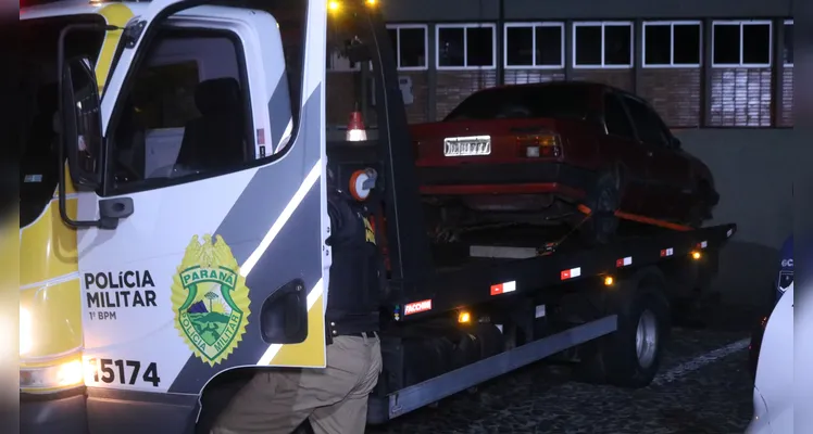 Furto de Monza termina com guincheiro se explicando à guarda em Ponta Grossa