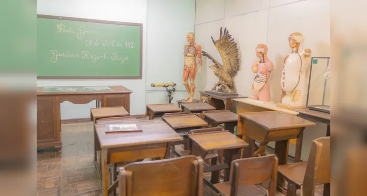 Pesquisadores da UEPG montam Museu que conta a história do Colégio Regente Feijó