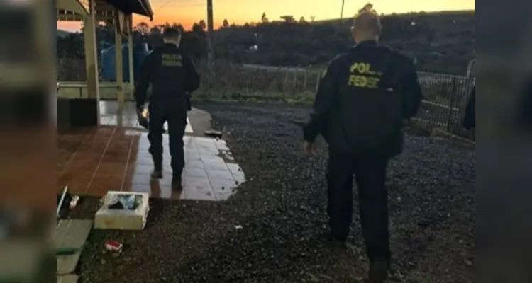 Agentes da PRF durante operação