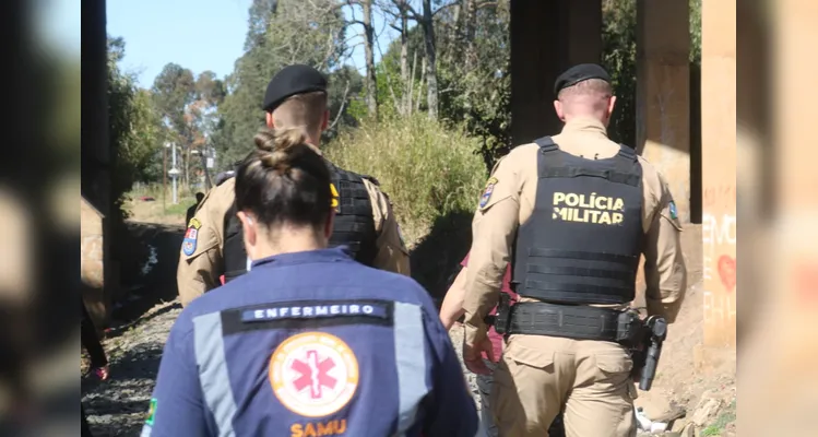 Cadáver localizado com múltiplas fraturas é identificado em PG