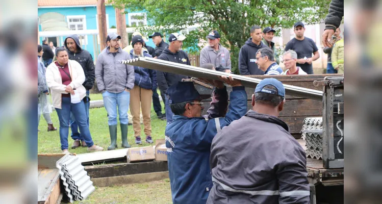 Defesa Civil encaminha 5,2 mil telhas para famílias afetadas por chuva de granizo em Castro