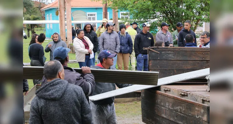 Defesa Civil encaminha 5,2 mil telhas para famílias afetadas por chuva de granizo em Castro