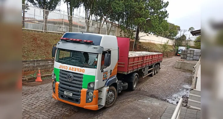 Defesa Civil encaminha 5,2 mil telhas para famílias afetadas por chuva de granizo em Castro