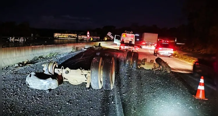 Rodado da carreta se desprendeu após o acidente de trânsito.
