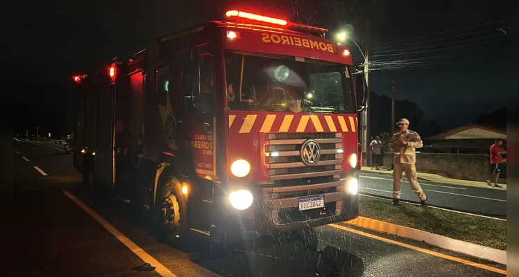 Veículo estacionado em garagem de imóvel pega fogo em residência em PG; causas serão investigadas