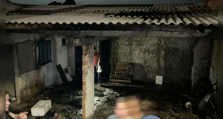 Veículo estacionado em garagem de imóvel pega fogo em residência em PG; causas serão investigadas