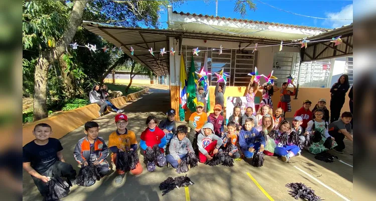 Os educandos realizaram apresentações e confeccionaram cataventos, símbolo da campanha.