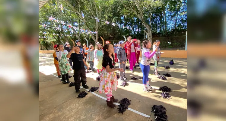 Os educandos realizaram apresentações e confeccionaram cataventos, símbolo da campanha.