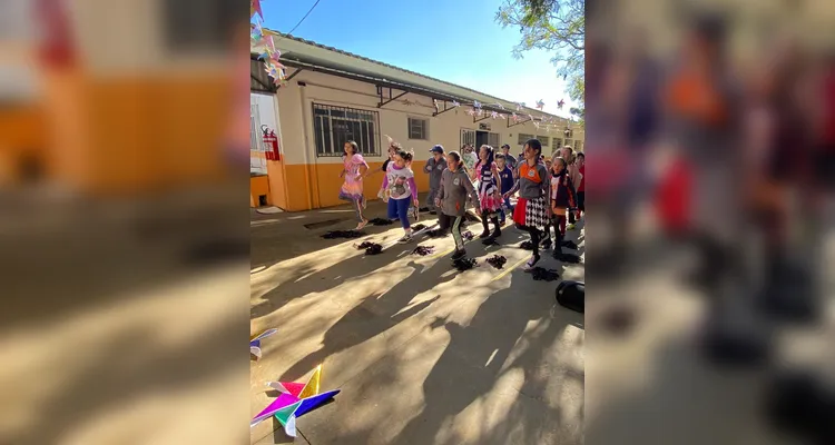 Os educandos realizaram apresentações e confeccionaram cataventos, símbolo da campanha.