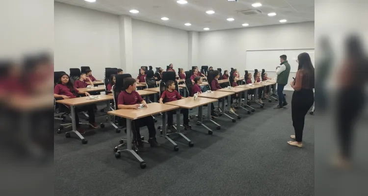 A classe também realizou uma visita a uma cooperativa de crédito para se aprofundar nos estudos sobre cooperativismo.