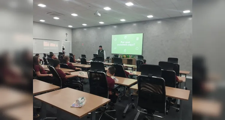 A classe também realizou uma visita a uma cooperativa de crédito para se aprofundar nos estudos sobre cooperativismo.