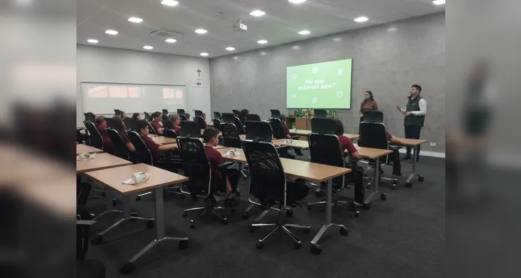 A classe também realizou uma visita a uma cooperativa de crédito para se aprofundar nos estudos sobre cooperativismo.