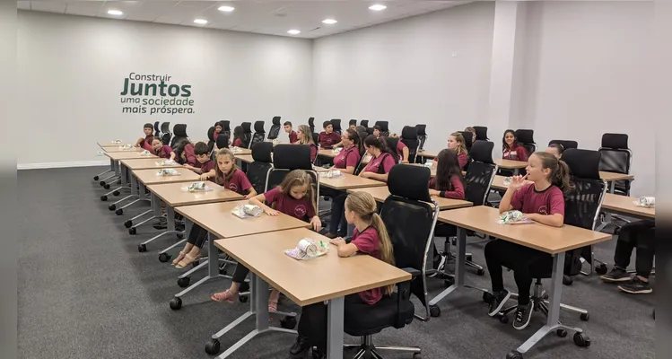 A classe também realizou uma visita a uma cooperativa de crédito para se aprofundar nos estudos sobre cooperativismo.
