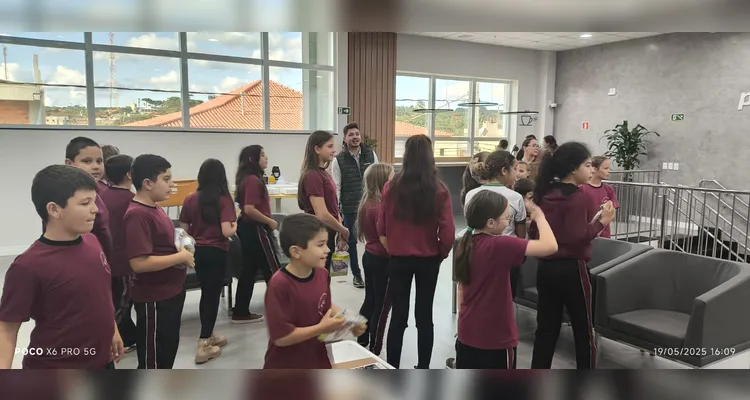 A classe também realizou uma visita a uma cooperativa de crédito para se aprofundar nos estudos sobre cooperativismo.