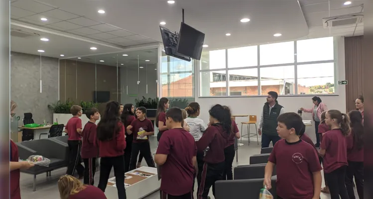 A classe também realizou uma visita a uma cooperativa de crédito para se aprofundar nos estudos sobre cooperativismo.