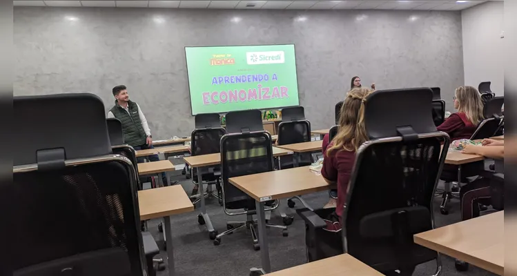 A classe também realizou uma visita a uma cooperativa de crédito para se aprofundar nos estudos sobre cooperativismo.