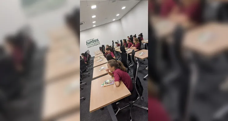 A classe também realizou uma visita a uma cooperativa de crédito para se aprofundar nos estudos sobre cooperativismo.