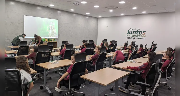A classe também realizou uma visita a uma cooperativa de crédito para se aprofundar nos estudos sobre cooperativismo.