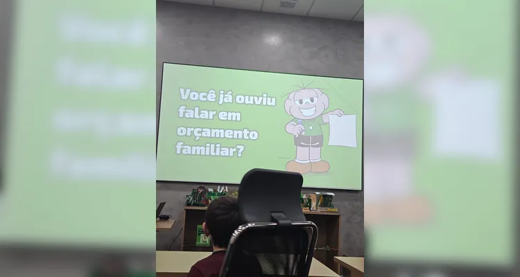 A classe também realizou uma visita a uma cooperativa de crédito para se aprofundar nos estudos sobre cooperativismo.