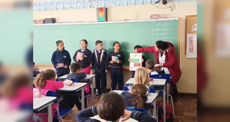 A partir dos estudos realizados em sala, a turma realizou apresentações nas demais turmas da escola e distribuiu folders informativos aos familiares dos educandos.