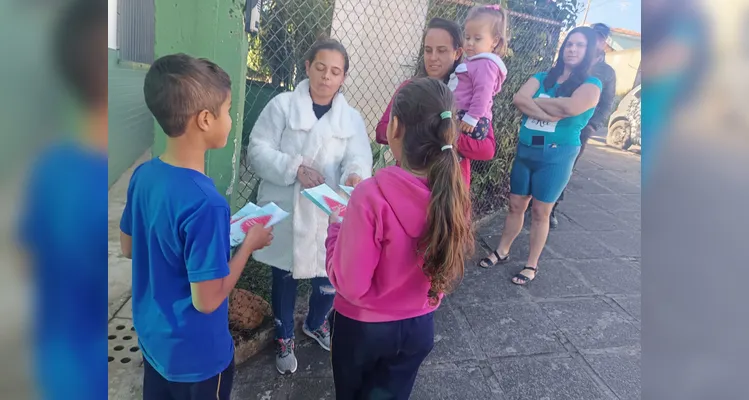 A partir dos estudos realizados em sala, a turma realizou apresentações nas demais turmas da escola e distribuiu folders informativos aos familiares dos educandos.