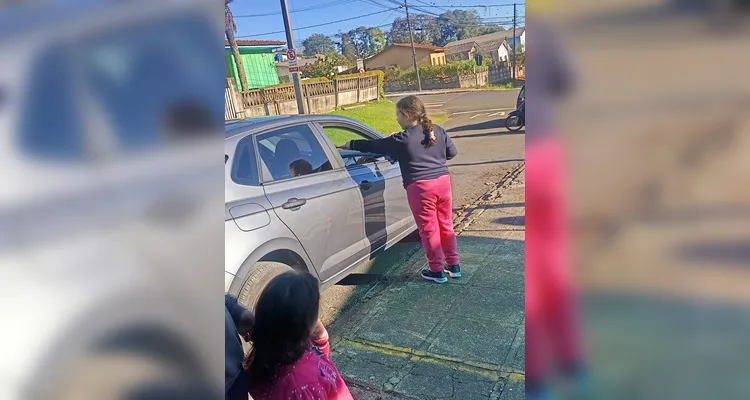 A partir dos estudos realizados em sala, a turma realizou apresentações nas demais turmas da escola e distribuiu folders informativos aos familiares dos educandos.